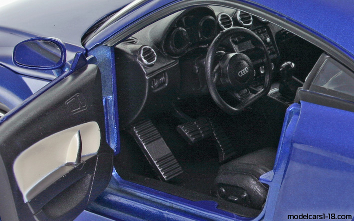 2006 - Audi TT (8J) Mondo Motors 1/18 (Син) Интериор арматурно табло