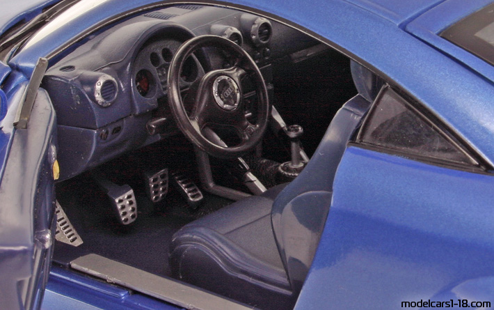 1998 - Audi TT (8N) Revell 1/18 (Син) Интериор арматурно табло