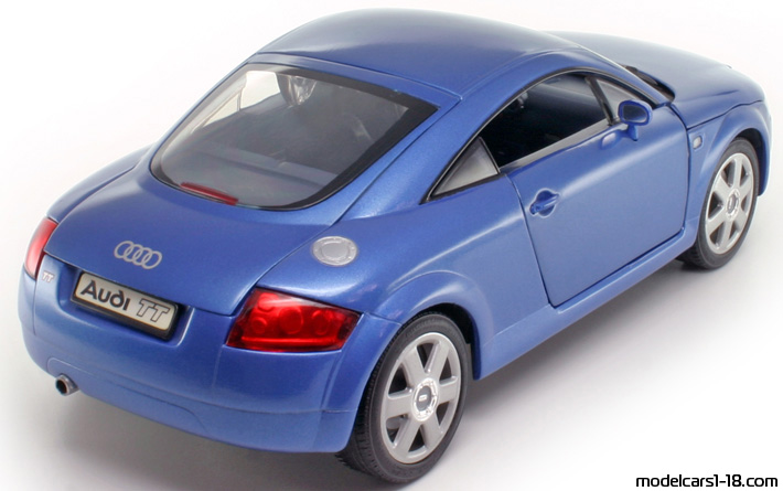 1998 - Audi TT (8N) Revell 1/18 (Син) Задна дясна страна