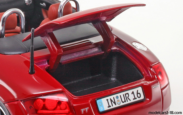 1998 - Audi TT Roadster (8N) Maisto 1/18 (Червен) Багажник / Отварящи се фарове