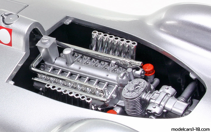 1937 - Auto Union Type C Stromline Revell 1/18 (Светло сребрист) Двигател