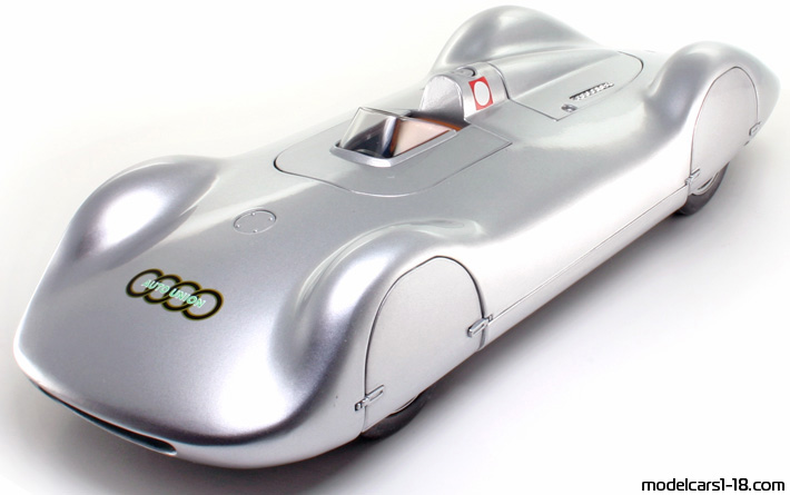 1937 - Auto Union Type C Stromline Revell 1/18 (Светло сребрист) Предна лява страна