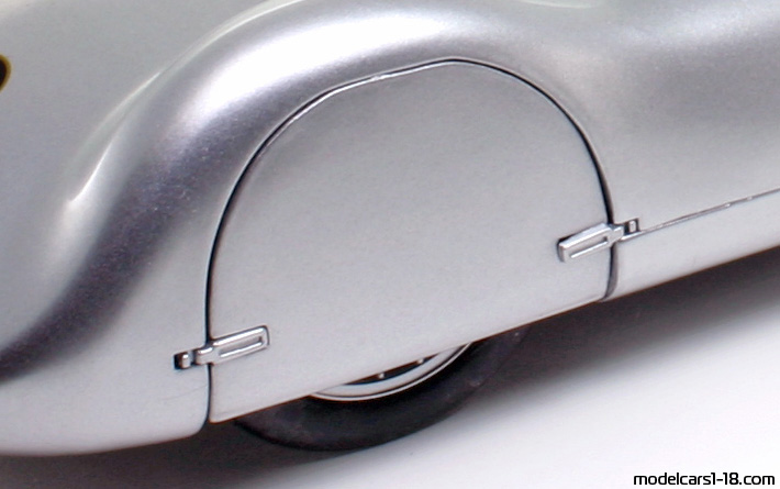 1937 - Auto Union Type C Stromline Revell 1/18 (Светло сребрист) Багажник / Отварящи се фарове