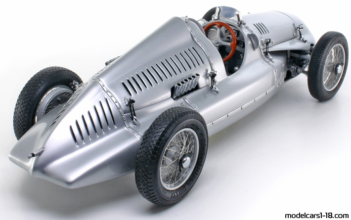 1938 - Auto Union Type D CMC 1/18 (Светло сребрист) Задна дясна страна