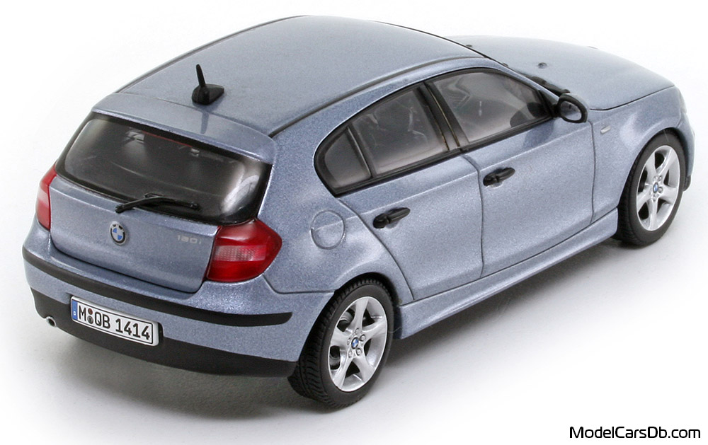 2005 - BMW 120i (E87) AutoArt 1/43 (Син) Задна дясна страна