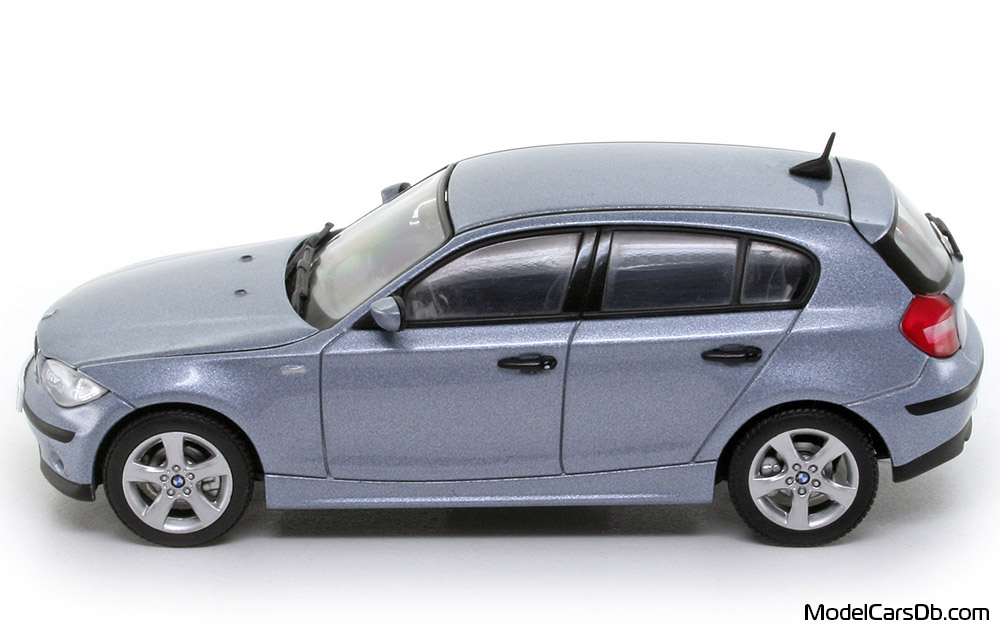 2005 - BMW 120i (E87) AutoArt 1/43 (Син) Страна