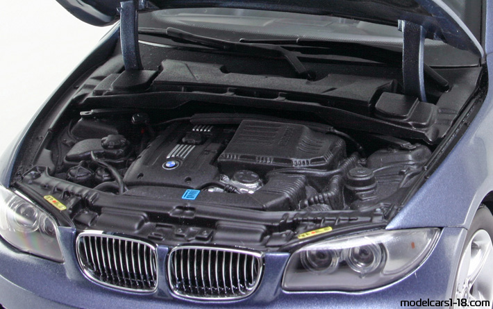 2009 - BMW 135i (E82) Kyosho 1/18 (Син) Двигател