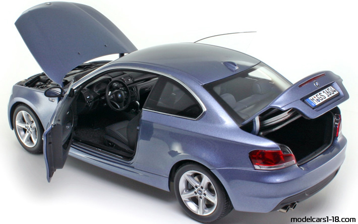 2009 - BMW 135i (E82) Kyosho 1/18 (Син) Отваряеми части