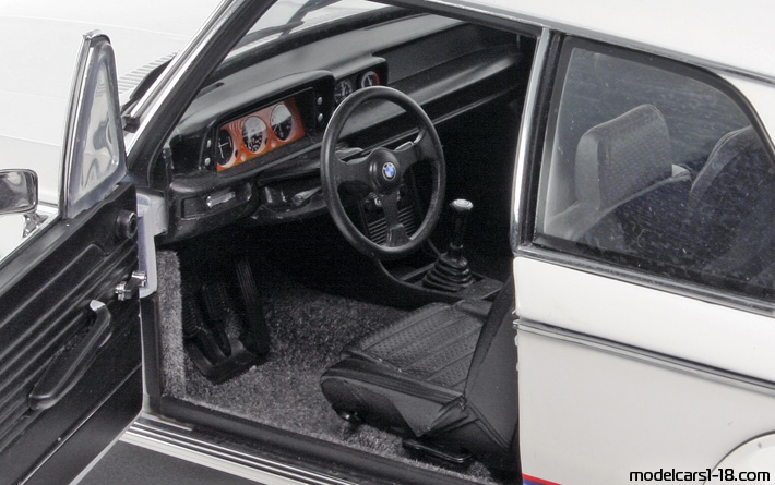 1973 - BMW 2002 Turbo AutoArt 1/18 (Бял) Интериор арматурно табло