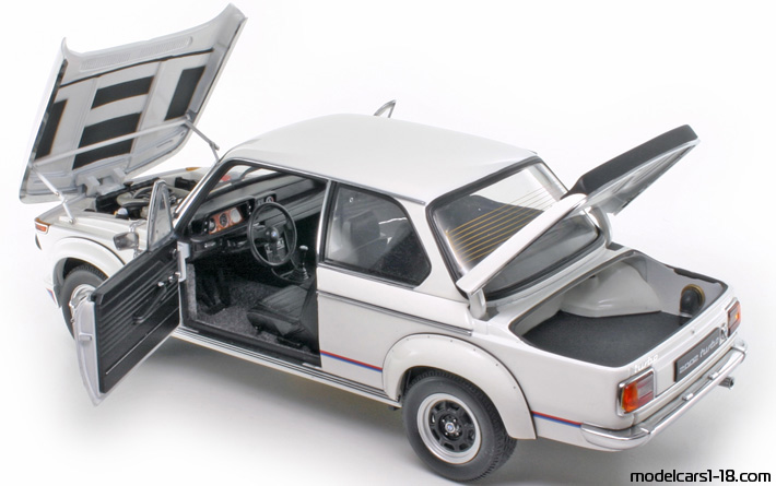 1973 - BMW 2002 Turbo AutoArt 1/18 (Бял) Отваряеми части