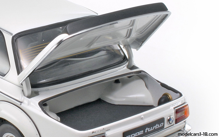 1973 - BMW 2002 Turbo AutoArt 1/18 (Бял) Багажник / Отварящи се фарове