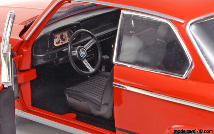 1971 - BMW 2002 tii Anson 1/18 (Червен) Интериор арматурно табло