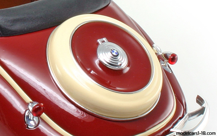 1937 - BMW 327 Guiloy 1/18 (Червен / Бял) Багажник / Отварящи се фарове