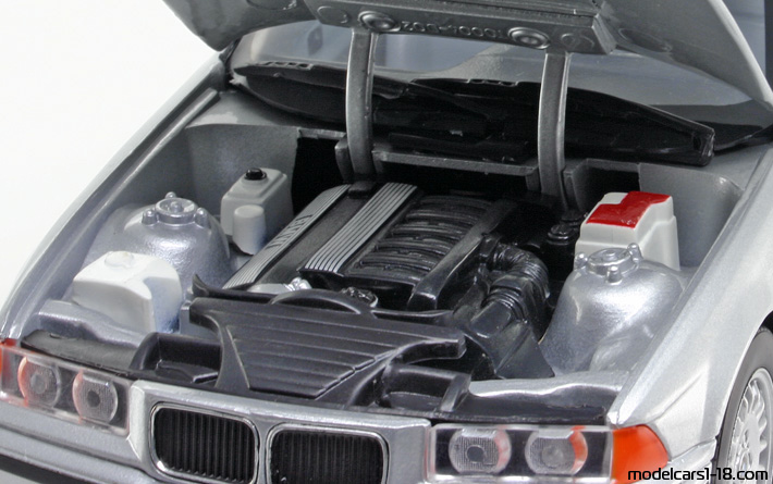 1992 - BMW 328i (E36) UT 1/18 (Светло сребрист) Двигател