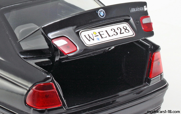 1998 - BMW 328i (E46) Welly 1/18 (Черен) Багажник / Отварящи се фарове