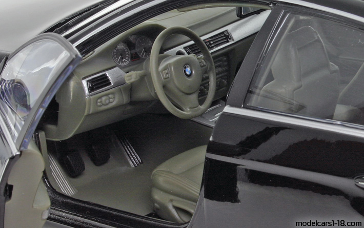 2006 - BMW 330i (E90) Welly 1/18 (Черен) Интериор арматурно табло