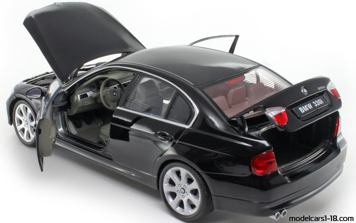 2006 - BMW 330i (E90) Welly 1/18 (Черен) Отваряеми части