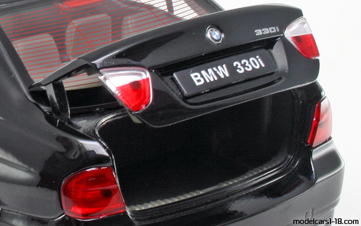 2006 - BMW 330i (E90) Welly 1/18 (Черен) Багажник / Отварящи се фарове