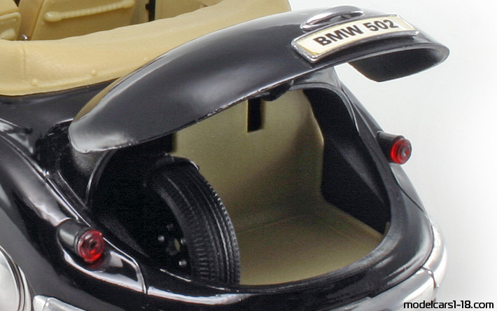 1955 - BMW 502 Maisto 1/18 (Черен) Багажник / Отварящи се фарове