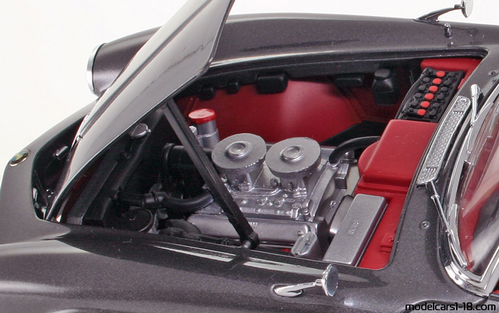 1956 - BMW 507 Revell 1/18 (Сив) Двигател