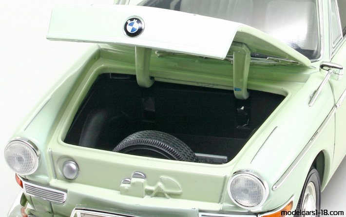 1962 - BMW 700 LS Saloon Signature Models 1/18 (Бял) Багажник / Отварящи се фарове