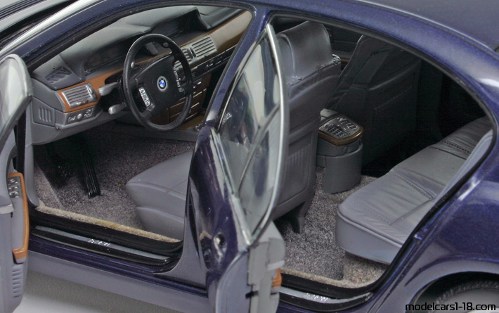 2002 - BMW 745i (E65) Kyosho 1/18 (Син) Интериор арматурно табло