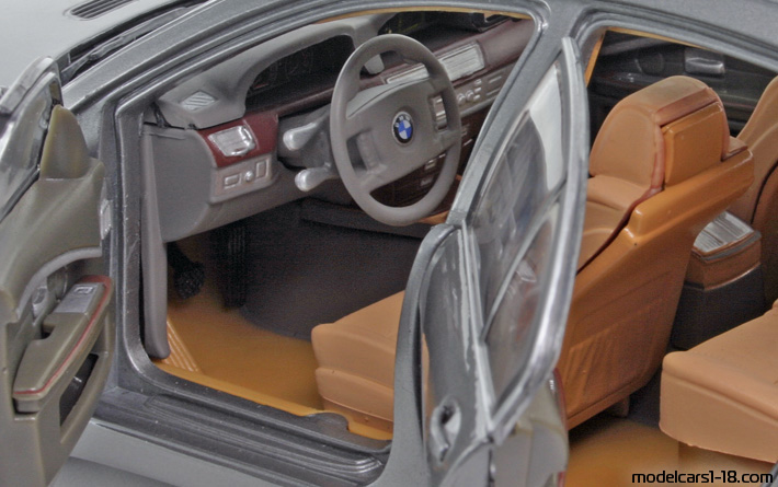 2002 - BMW 745i (E65) Motor Max 1/18 (Сив) Интериор арматурно табло