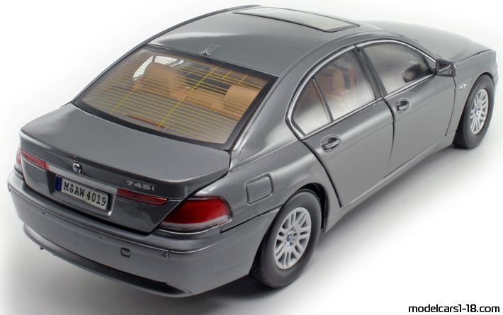 2002 - BMW 745i (E65) Motor Max 1/18 (Сив) Задна дясна страна