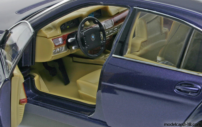 2002 - BMW 745i (E65) Welly 1/18 (Син) Интериор арматурно табло