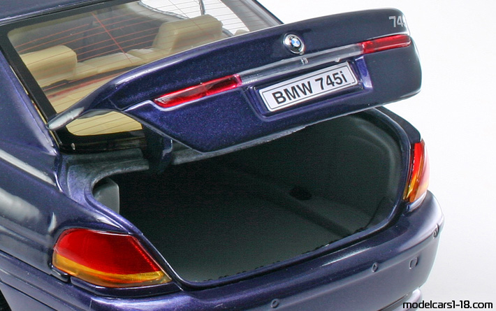 2002 - BMW 745i (E65) Welly 1/18 (Син) Багажник / Отварящи се фарове