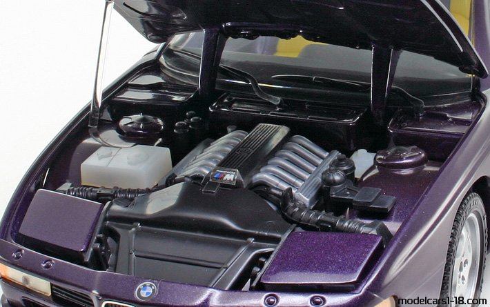 1990 - BMW 850 CSi (E31) Revell 1/18 (Лилав) Двигател