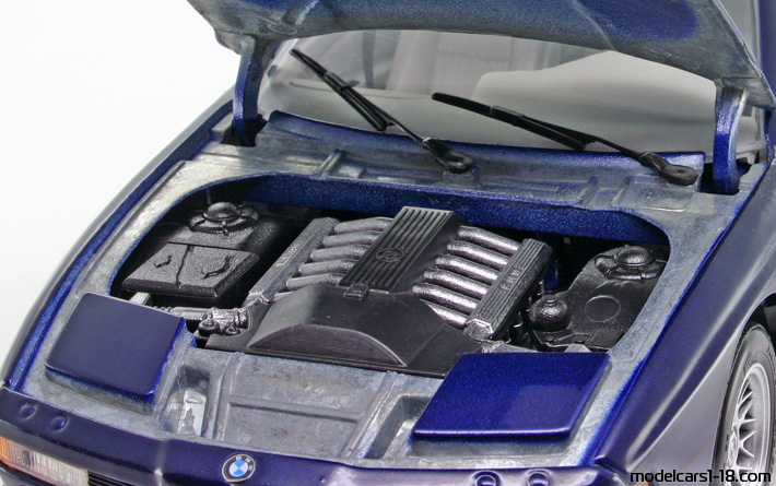 1990 - BMW 850i (E31) Maisto 1/18 (Син) Двигател
