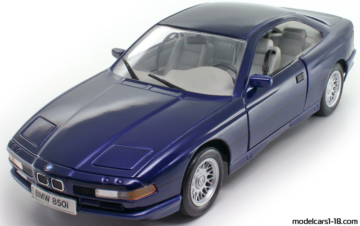 1990 - BMW 850i (E31) Maisto 1/18 (Син) Предна лява страна