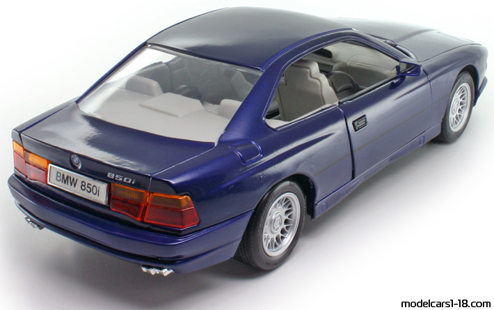 1990 - BMW 850i (E31) Maisto 1/18 (Син) Задна дясна страна