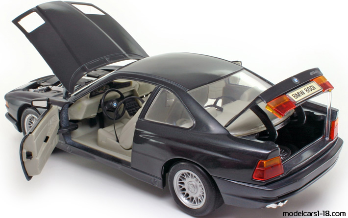 1990 - BMW 850i (E31) Maisto 1/18 (Син) Отваряеми части