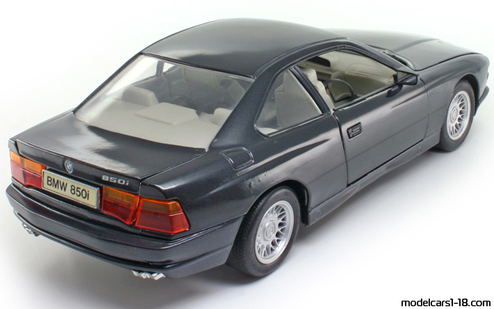 1990 - BMW 850i (E31) Maisto 1/18 (Син) Задна дясна страна