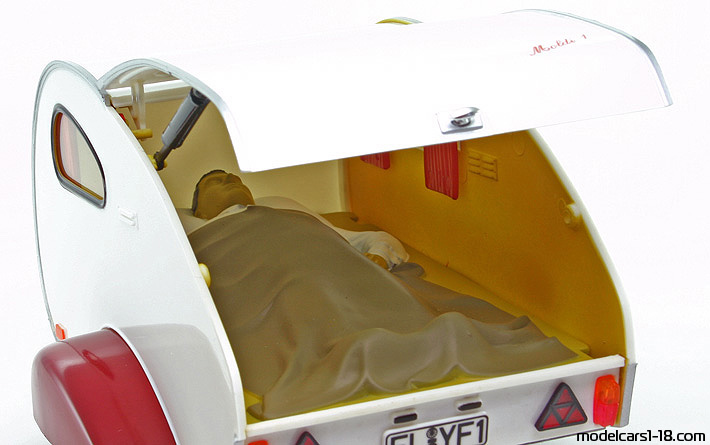 1955 - BMW Isetta 250 Camper Revell 1/18 (Червен / Бял) Багажник / Отварящи се фарове