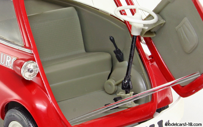 1955 - BMW Isetta 250 Fire Dept Revell 1/18 (Червен) Интериор арматурно табло