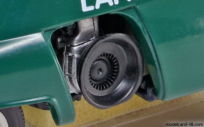 1955 - BMW Isetta 250 Police Revell 1/18 (Зелен) Двигател