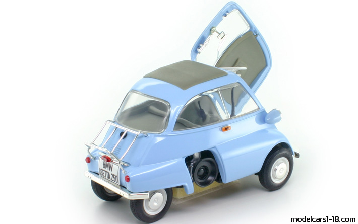 1955 - BMW Isetta 250 Revell 1/18 (Син) Отваряеми части