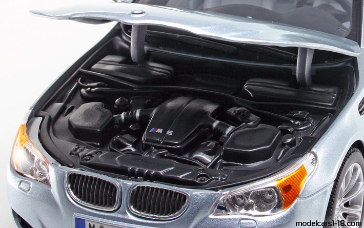2007 - BMW M5 (E60) Maisto 1/18 (Син) Двигател