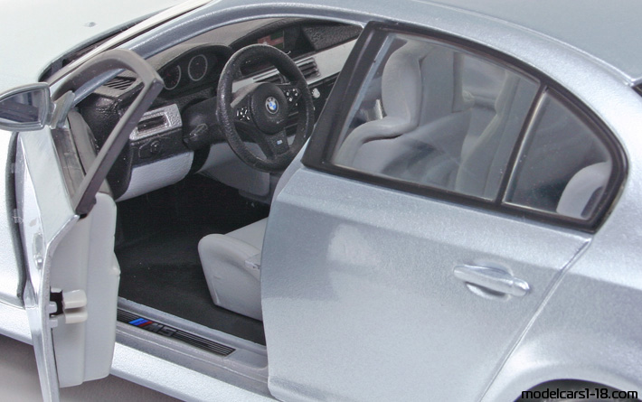 2007 - BMW M5 (E60) Maisto 1/18 (Син) Интериор арматурно табло