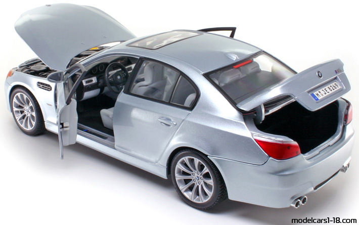2007 - BMW M5 (E60) Maisto 1/18 (Син) Отваряеми части