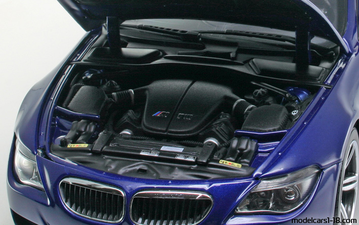 2004 - BMW M6 (E63) Kyosho 1/18 (Син) Двигател