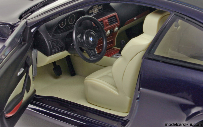 2004 - BMW M6 (E63) Revell 1/18 (Син / Черен) Интериор арматурно табло