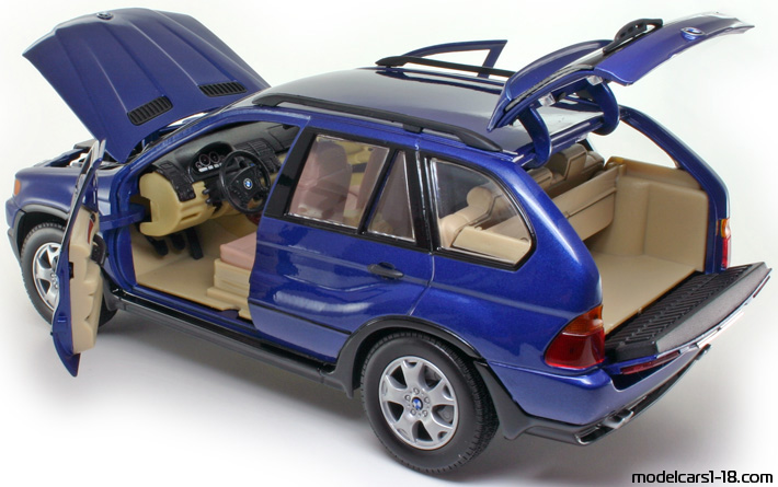 1999 - BMW X5 (E53) Motor Max 1/18 (Син) Отваряеми части