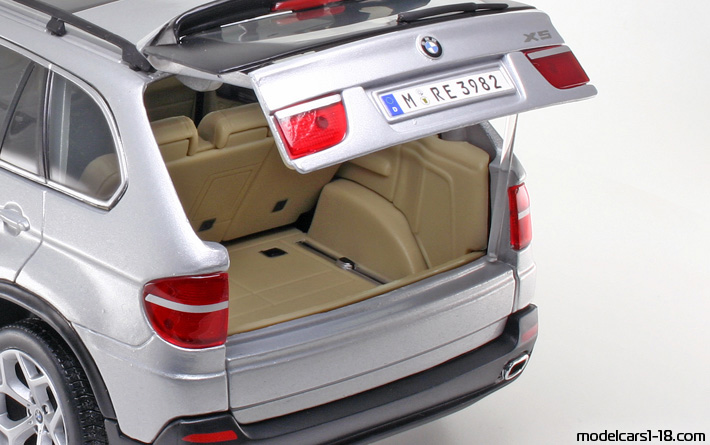 2006 - BMW X5 (E70) Bburago 1/18 (Сребрист) Багажник / Отварящи се фарове