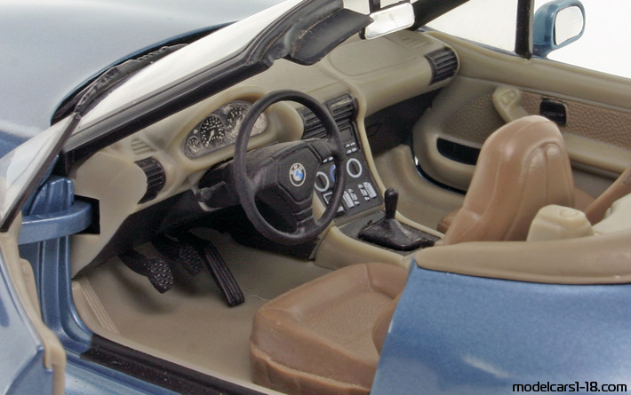 1996 - BMW Z3 (E36/7) UT 1/18 (Син) Интериор арматурно табло