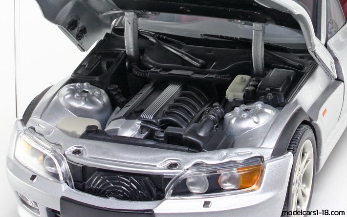 1996 - BMW Z3 (E36/8) UT 1/18 (Светло сребрист) Двигател