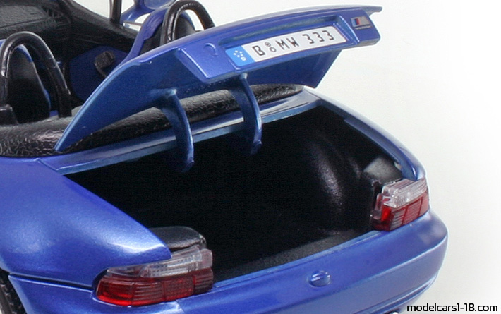 1996 - BMW Z3 M (E36/7) Bburago 1/18 (Син) Багажник / Отварящи се фарове